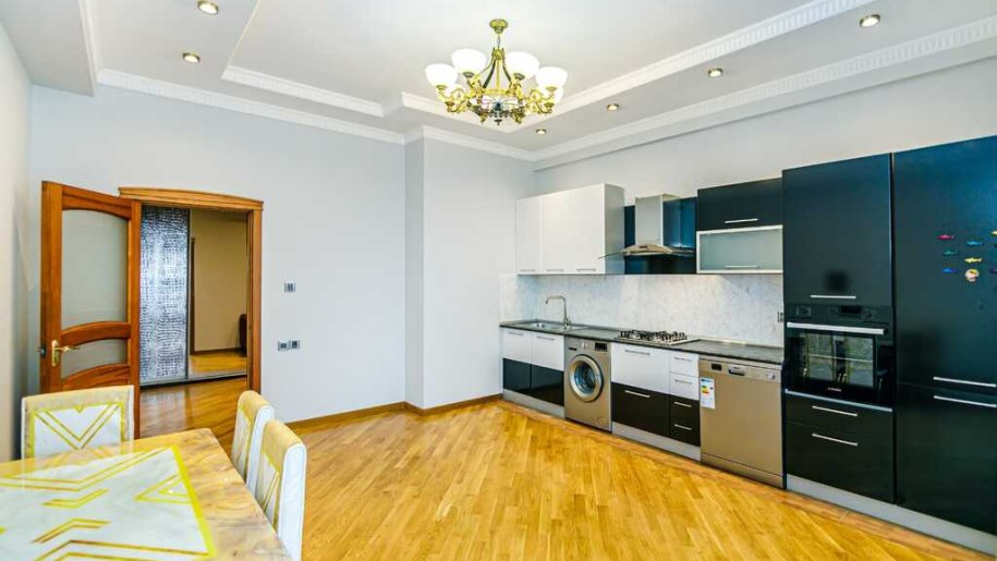 Kirayə verilir 4 otaqlı yeni tikili, 204 m², 28 May m.-1