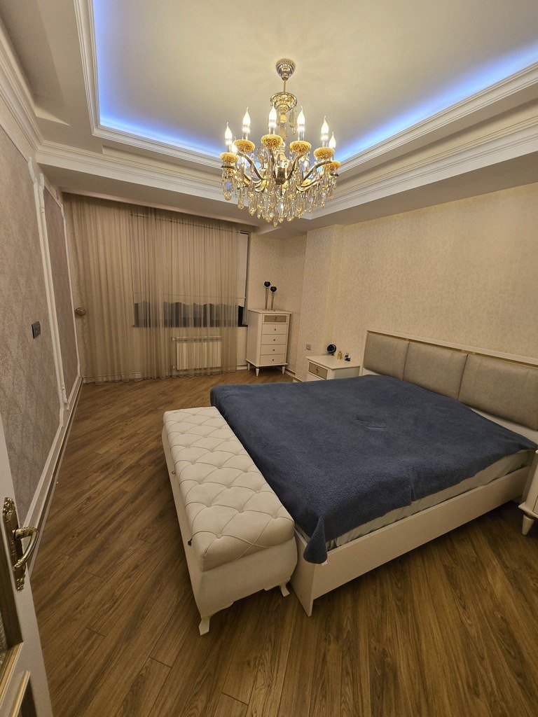 Satılır 4 otaqlı yeni tikili, 178 m², İnşaatçılar m.-14