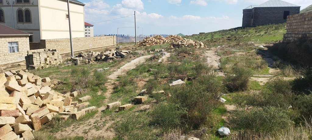4 sot torpaq satılır, Hökməli-1
