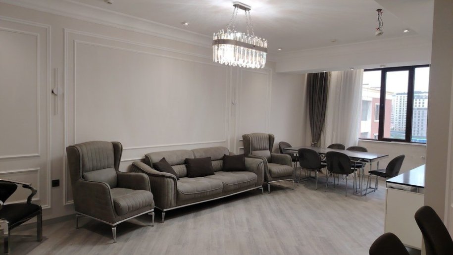 Kirayə verilir 3 otaqlı yeni tikili, 140 m², 28 May m.-1