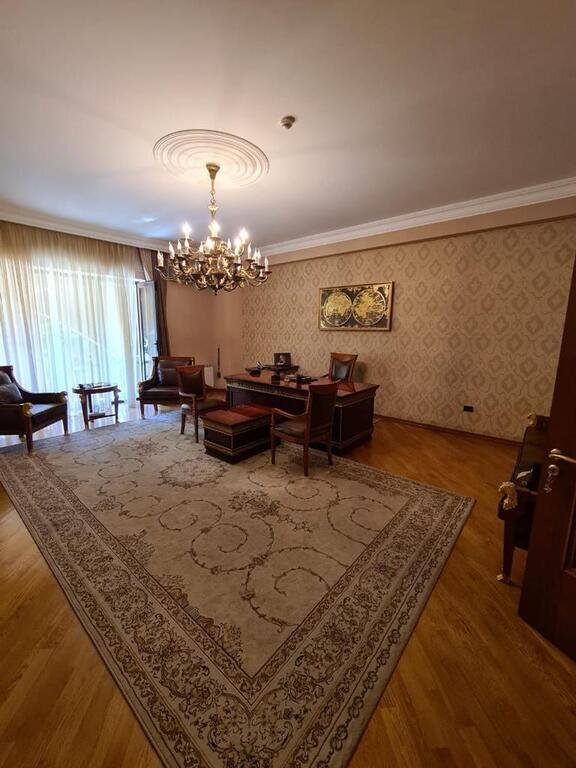 200 m<sup>2</sup> ofis icarəyə verilir, İçərişəhər m.-1