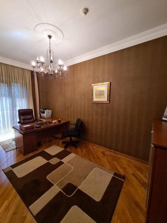 200 m<sup>2</sup> ofis icarəyə verilir, İçərişəhər m.-3