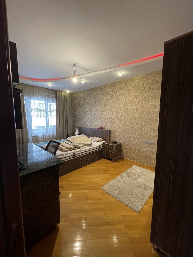 Satılır 4 otaqlı köhnə tikili, 100 m², Azadlıq Prospekti m.-5