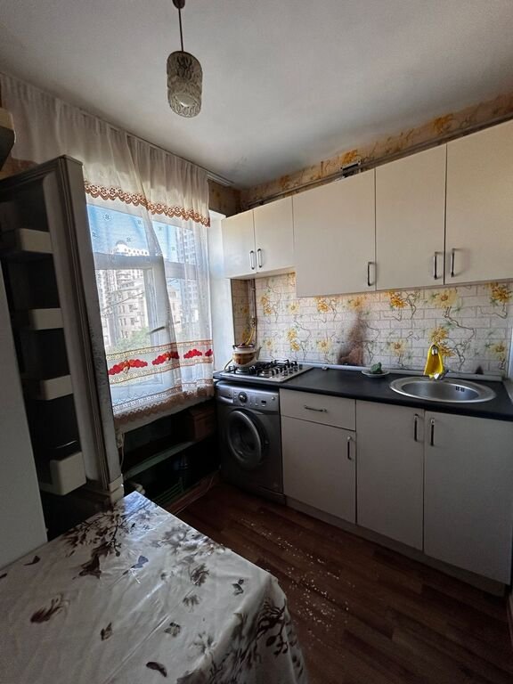Kirayə verilir 1 otaqlı köhnə tikili, 30 m², Elmlər Akademiyası m.-2