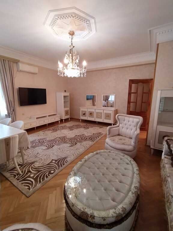 Kirayə verilir 3 otaqlı yeni tikili, 130 m², 8-ci mikrorayon-1