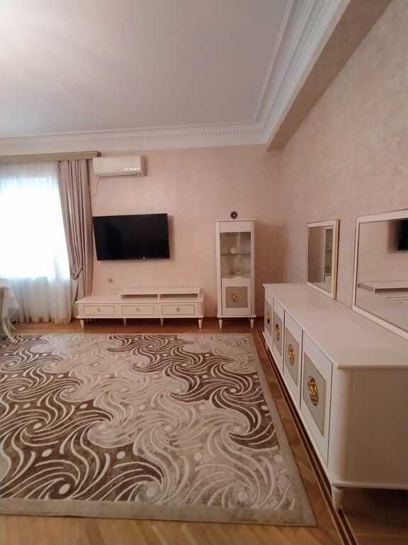 Kirayə verilir 3 otaqlı yeni tikili, 130 m², 8-ci mikrorayon-3