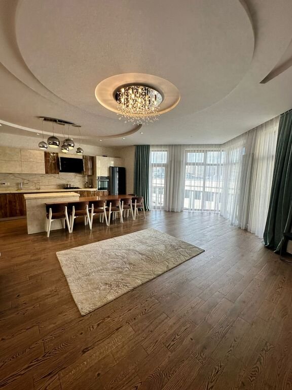 Satılır 5 otaqlı yeni tikili, 210 m², 28 May m.-3