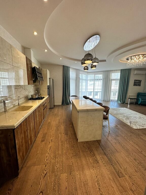 Satılır 5 otaqlı yeni tikili, 210 m², 28 May m.-8