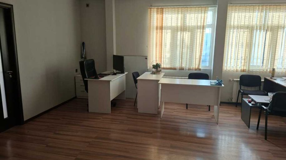 60 m<sup>2</sup> ofis icarəyə verilir, İnşaatçılar m.-1