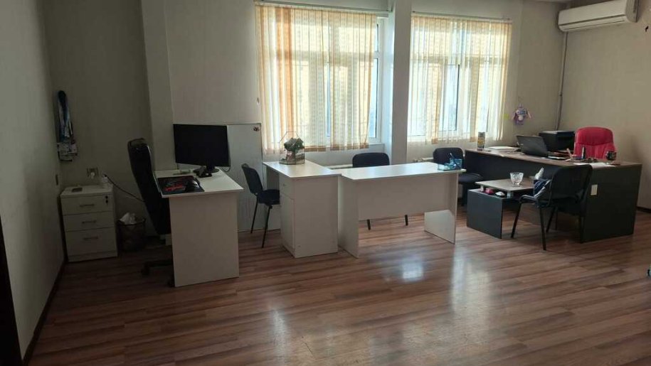 60 m<sup>2</sup> ofis icarəyə verilir, İnşaatçılar m.-2