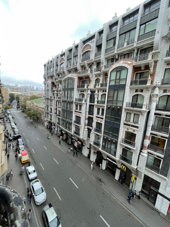 150 m<sup>2</sup> ofis icarəyə verilir, Sahil m.-1
