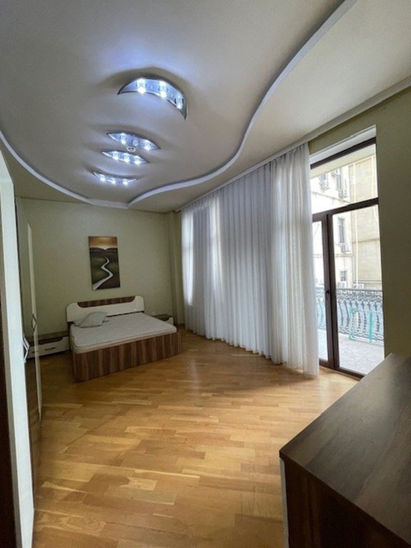 150 m<sup>2</sup> ofis icarəyə verilir, Sahil m.-10