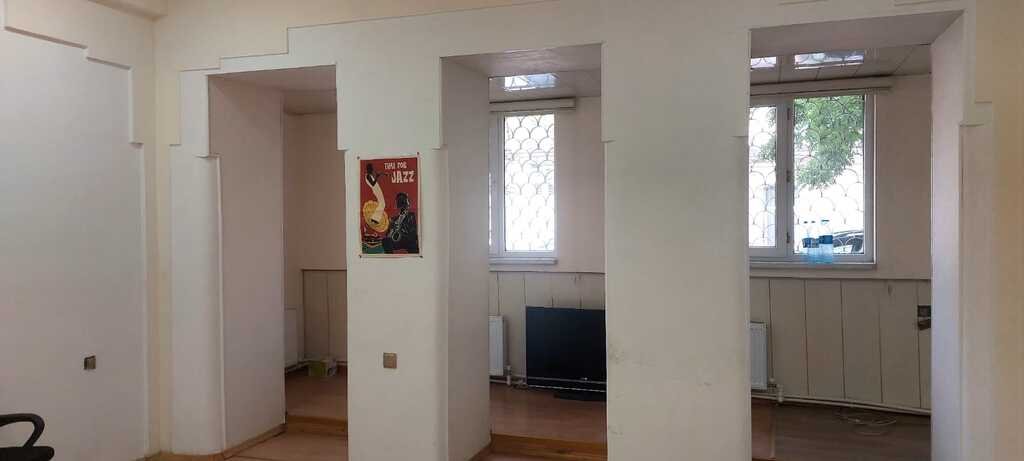 90 m<sup>2</sup> ofis icarəyə verilir, 28 May m.-1