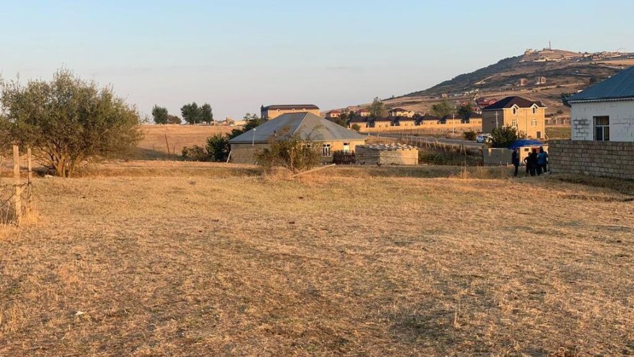 8 sot torpaq satılır, Qobu-1
