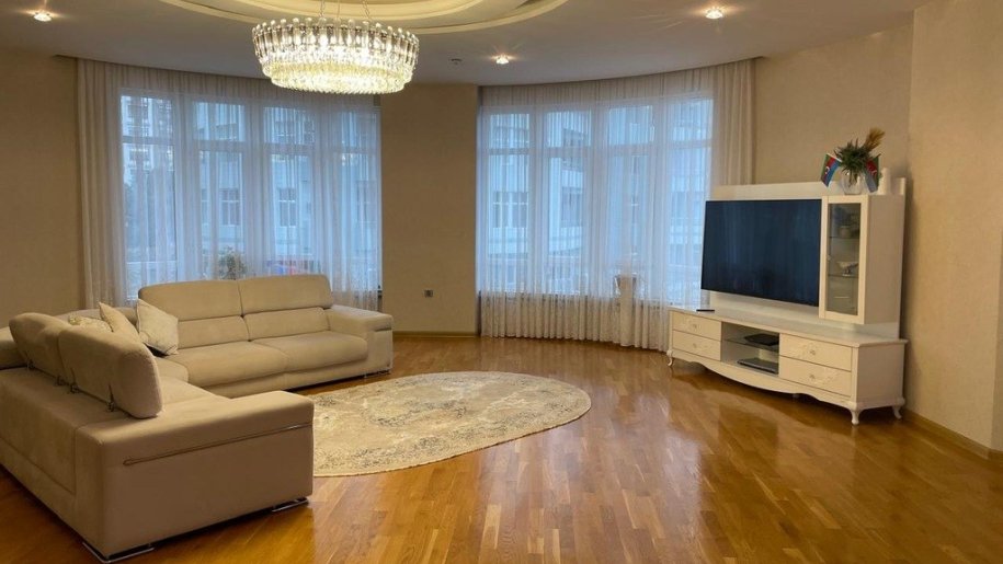 Satılır 4 otaqlı yeni tikili, 240 m², 28 May m.-1