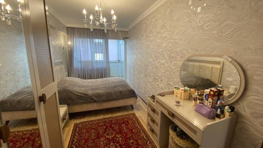 Satılır 3 otaqlı köhnə tikili, 80 m², İnşaatçılar m.-4