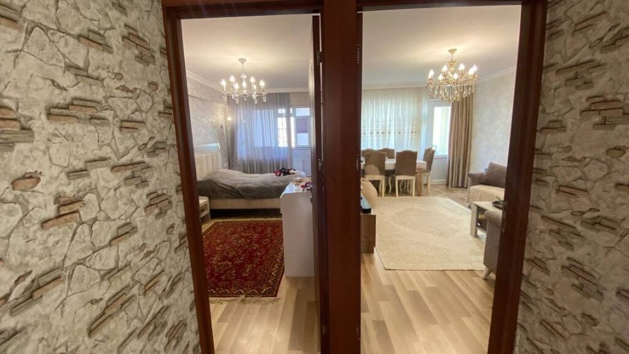 Satılır 3 otaqlı köhnə tikili, 80 m², İnşaatçılar m.-9