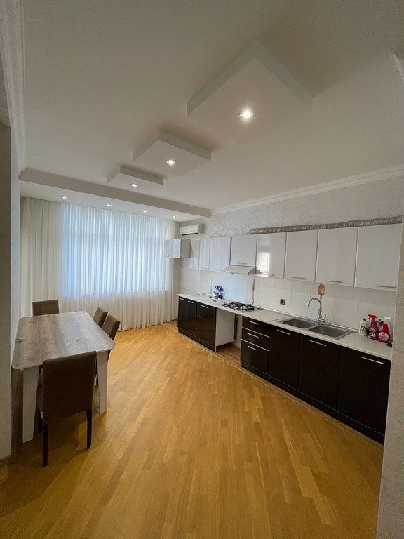 Kirayə verilir 3 otaqlı yeni tikili, 140 m², Elmlər Akademiyası m.-7