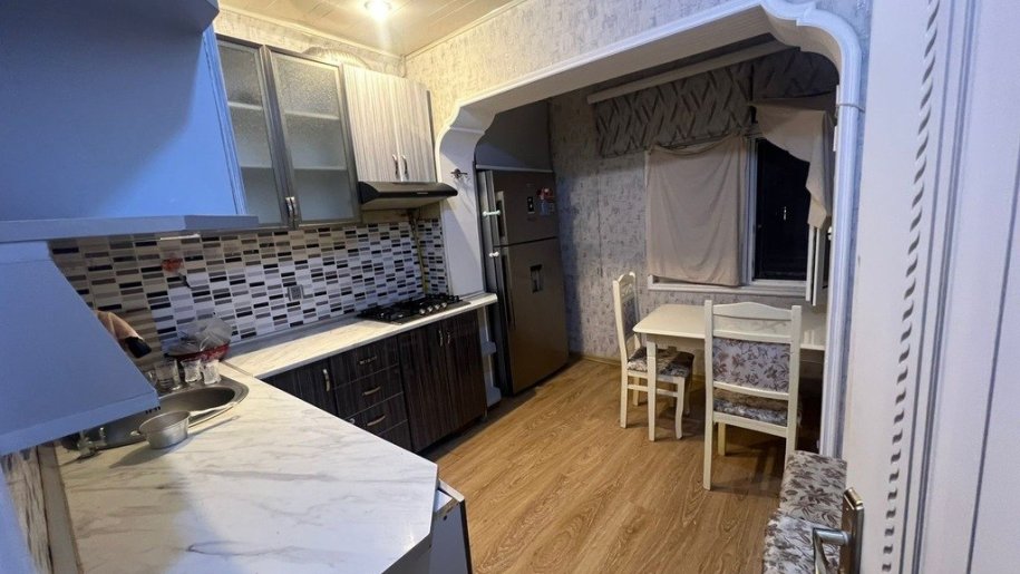 Satılır 4 otaqlı köhnə tikili, 100 m², Azadlıq Prospekti m.-9