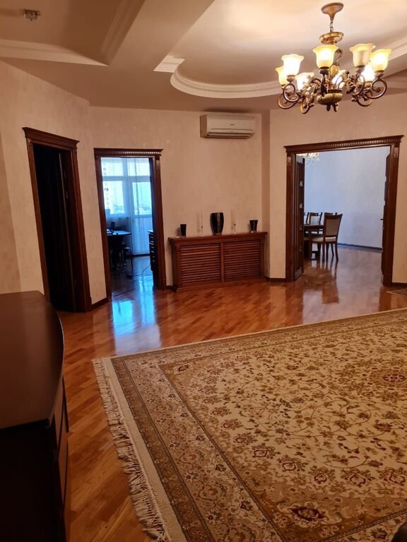 Satılır 4 otaqlı yeni tikili, 145 m², İnşaatçılar m.-4