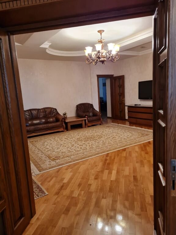 Satılır 4 otaqlı yeni tikili, 145 m², İnşaatçılar m.-9