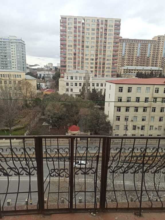 Satılır 4 otaqlı köhnə tikili, 100 m², Gənclik m.-16