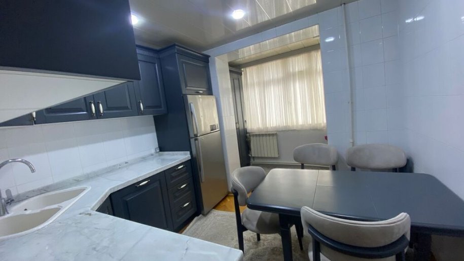 Satılır 4 otaqlı köhnə tikili, 110 m², Xalqlar dostluğu m.-1