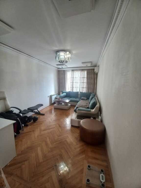 Satılır 2 otaqlı köhnə tikili, 65 m², İnşaatçılar m.-12