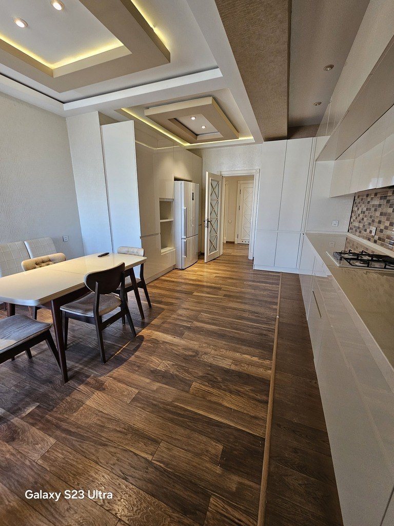 Satılır 3 otaqlı yeni tikili, 140 m², İnşaatçılar m.-17
