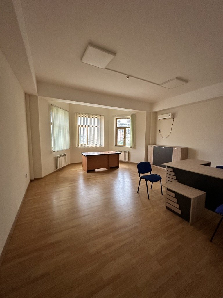 65 m<sup>2</sup> ofis icarəyə verilir, 8 noyabr-3