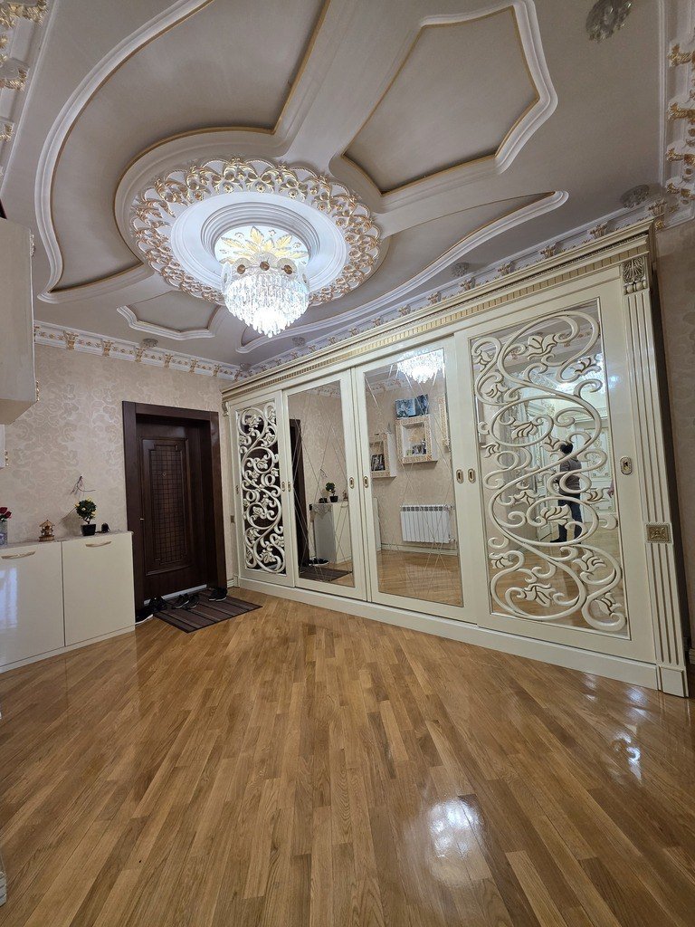 Satılır 4 otaqlı yeni tikili, 250 m², İnşaatçılar m.-1
