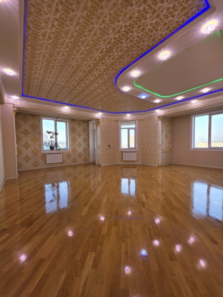 Satılır 4 otaqlı yeni tikili, 250 m², İnşaatçılar m.-6