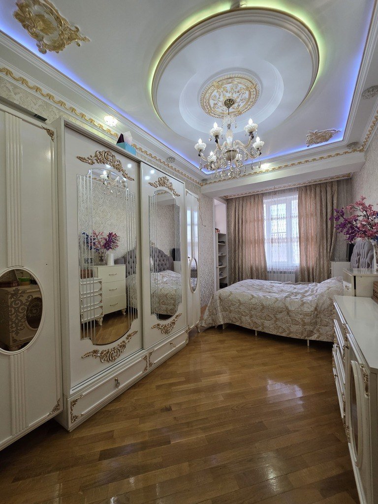 Satılır 4 otaqlı yeni tikili, 250 m², İnşaatçılar m.-7