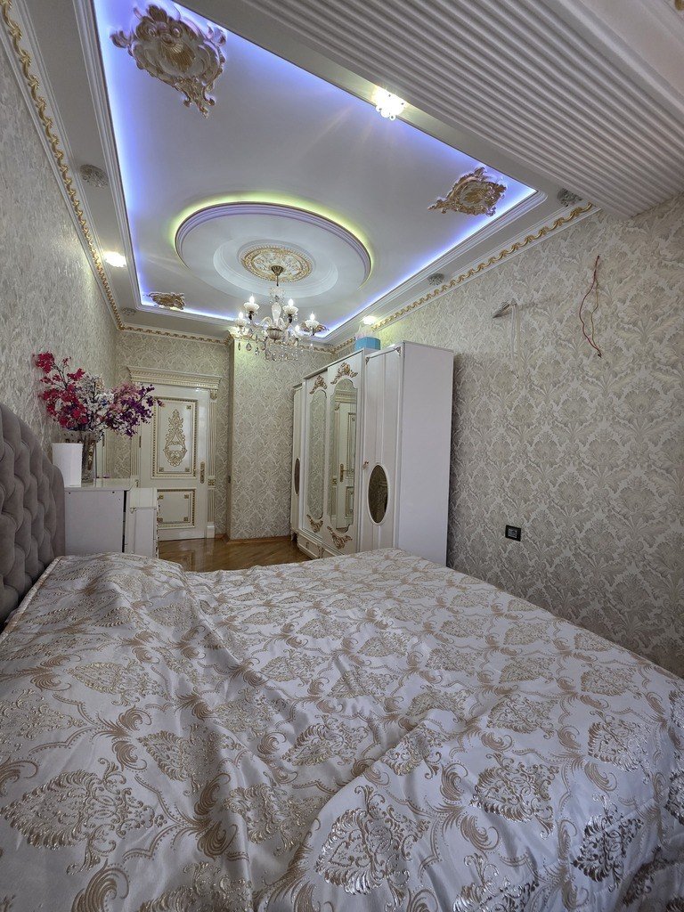 Satılır 4 otaqlı yeni tikili, 250 m², İnşaatçılar m.-8