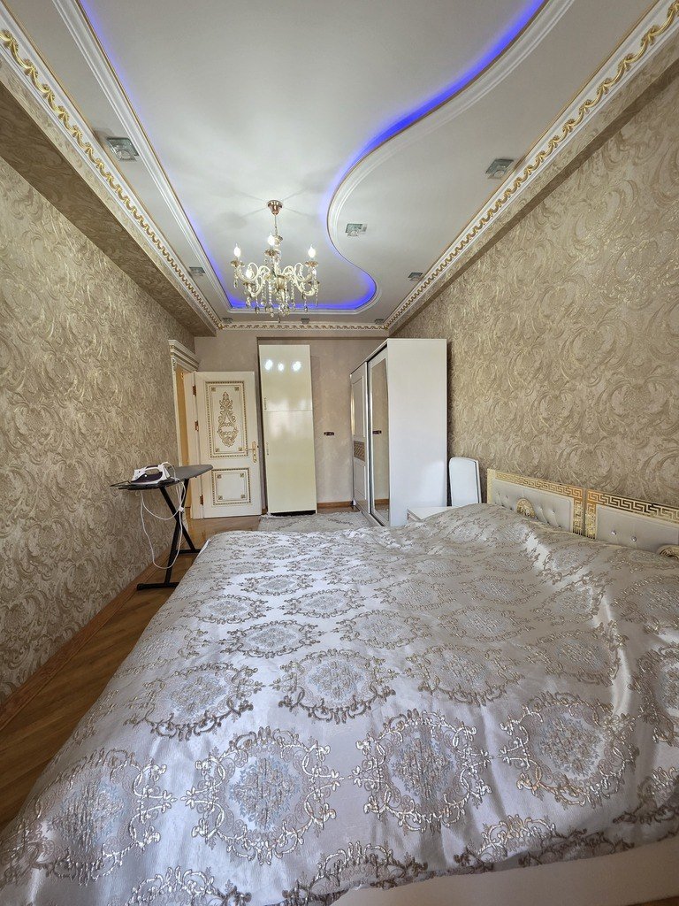 Satılır 4 otaqlı yeni tikili, 250 m², İnşaatçılar m.-9
