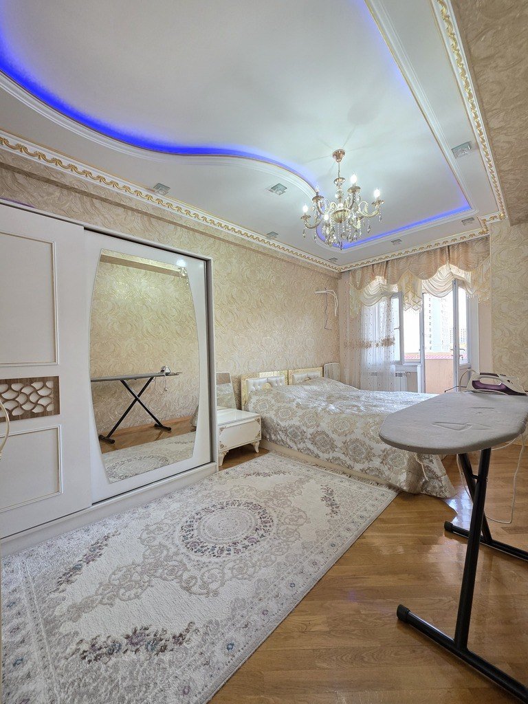 Satılır 4 otaqlı yeni tikili, 250 m², İnşaatçılar m.-10