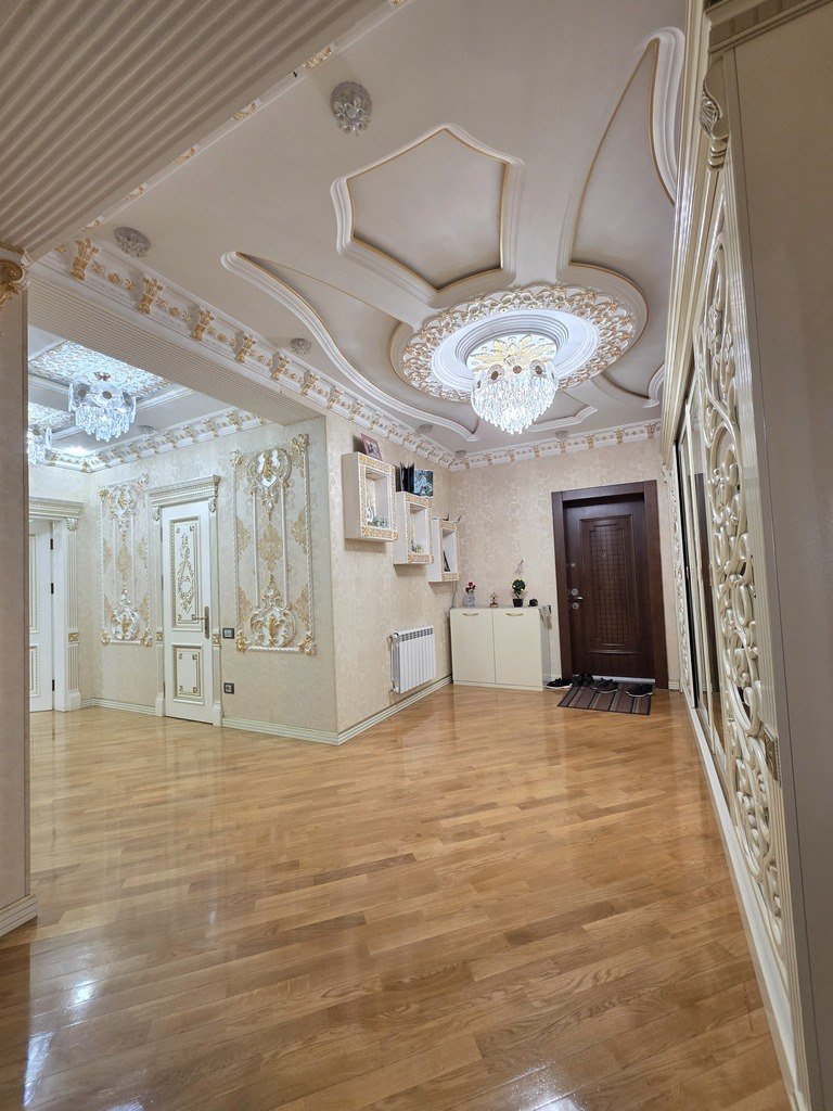 Satılır 4 otaqlı yeni tikili, 250 m², İnşaatçılar m.-12