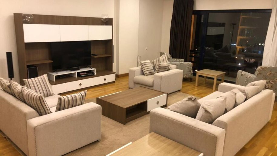 Kirayə verilir 4 otaqlı yeni tikili, 220 m², 28 May m.-22