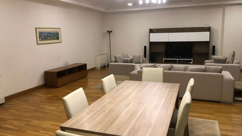 Kirayə verilir 4 otaqlı yeni tikili, 220 m², 28 May m.-25