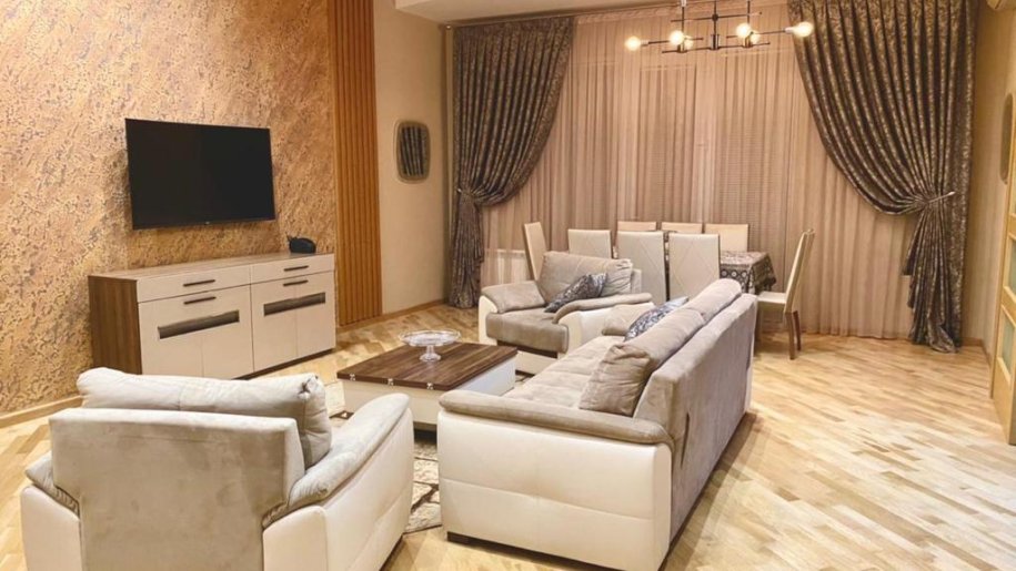 Kirayə verilir 3 otaqlı yeni tikili, 135 m², 28 May m.-1