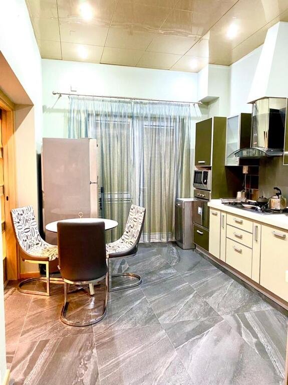 Kirayə verilir 3 otaqlı yeni tikili, 135 m², 28 May m.-22