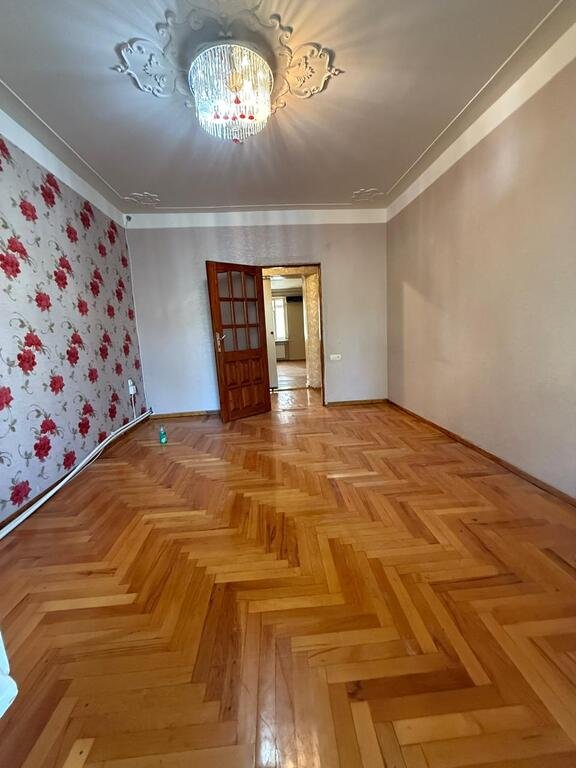 Satılır 3 otaqlı köhnə tikili, 80 m², 8-ci mikrorayon-1