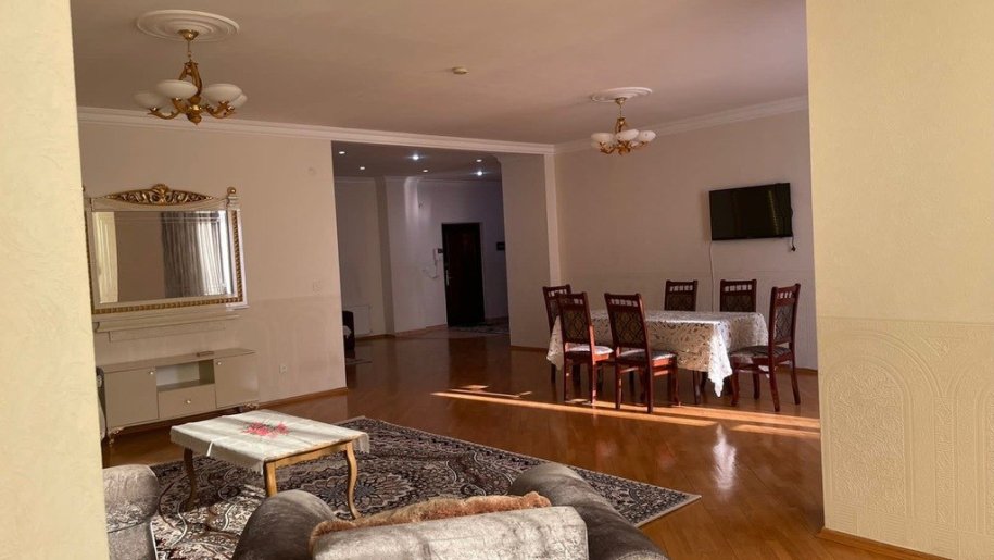 Kirayə verilir 4 otaqlı yeni tikili, 230 m², 28 May m.-3
