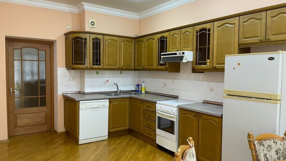 Kirayə verilir 4 otaqlı yeni tikili, 230 m², 28 May m.-5