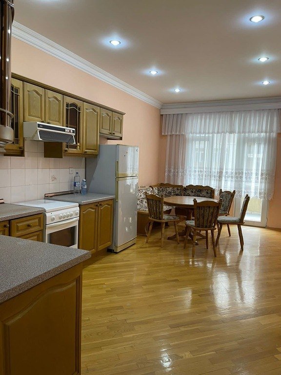 Kirayə verilir 4 otaqlı yeni tikili, 230 m², 28 May m.-6