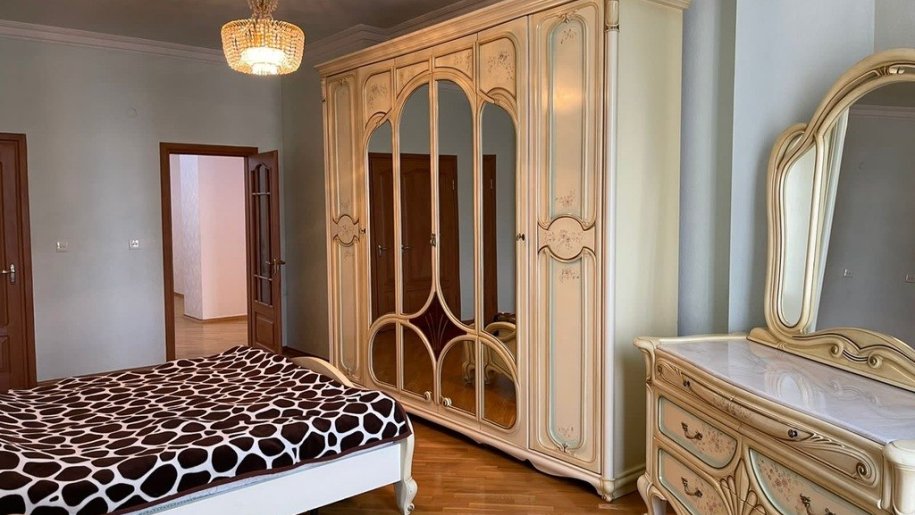 Kirayə verilir 4 otaqlı yeni tikili, 230 m², 28 May m.-7