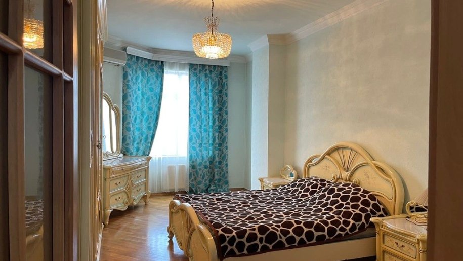 Kirayə verilir 4 otaqlı yeni tikili, 230 m², 28 May m.-8
