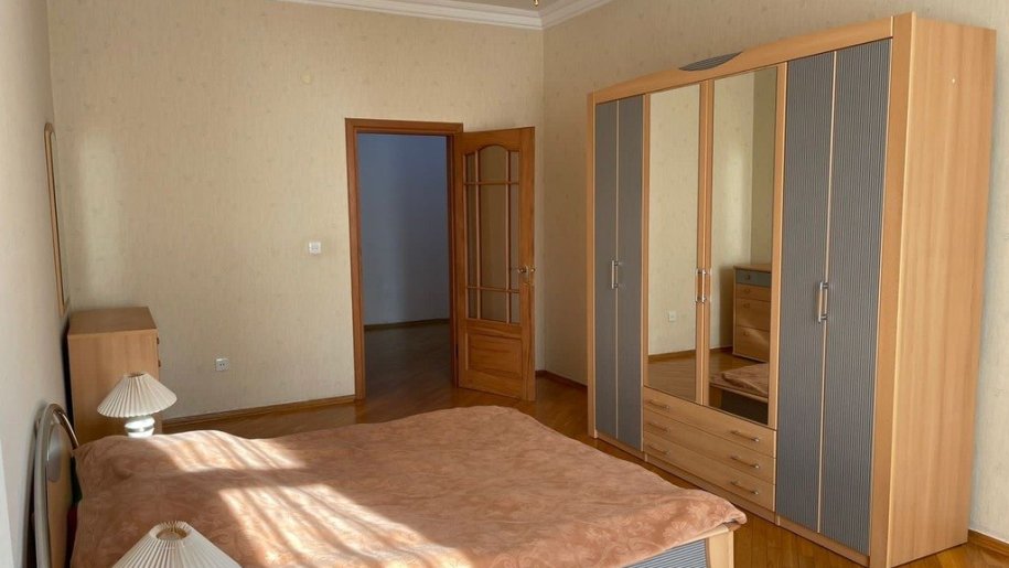 Kirayə verilir 4 otaqlı yeni tikili, 230 m², 28 May m.-9