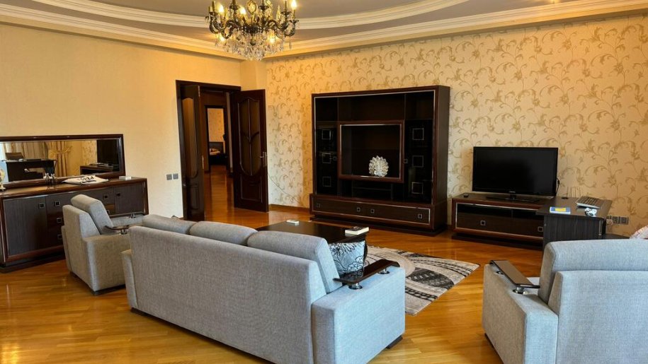 Kirayə verilir 3 otaqlı yeni tikili, 200 m², 28 May m.-1