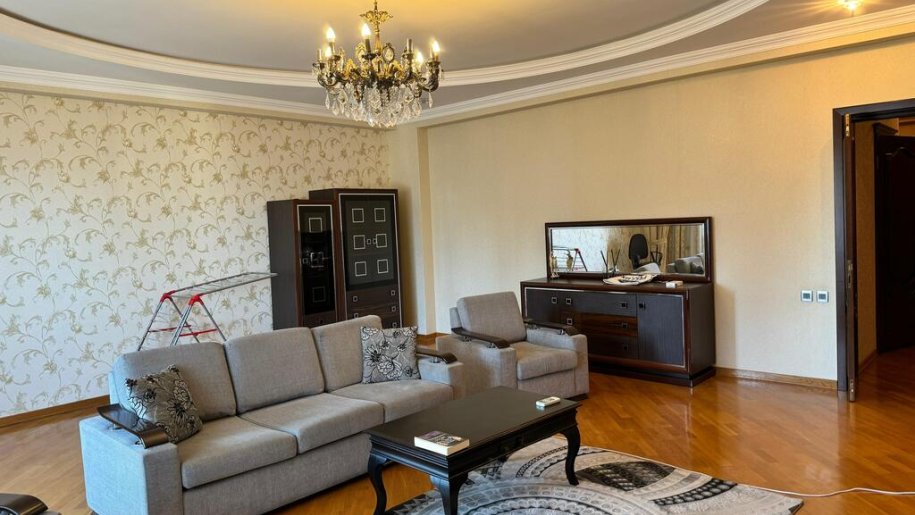 Kirayə verilir 3 otaqlı yeni tikili, 200 m², 28 May m.-2